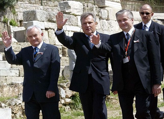 Pemier Leszek Miller, prezydent Aleksander Kwaśniewski i szef MSZ Włodzimierz Cimoszewicz podczas ateńskiego szczytu, na którym przywódcy 25 krajów, w tym Polski, podpisali traktat o rozszerzeniu Unii Europejski w maju 2004 roku. 