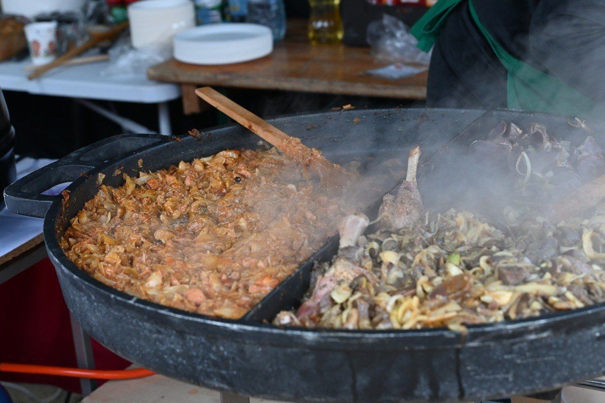 We Wrocławiu trwa jarmark z okazji dnia św. Marcina. Na placu Nowy Targ stanęły stoiska ze staropolskimi przysmakami, rogalami i rękodziełem.