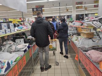 Kolejki jak przed pierwszym lockdownem. Polacy zbroją się na majówkę