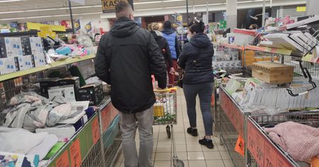 Kolejki jak przed pierwszym lockdownem. Polacy zbroją się na majówkę