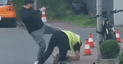 Brutalny atak na ochroniarza budynku przez dostawcę jedzenia. Agresor sięgnął po nóż