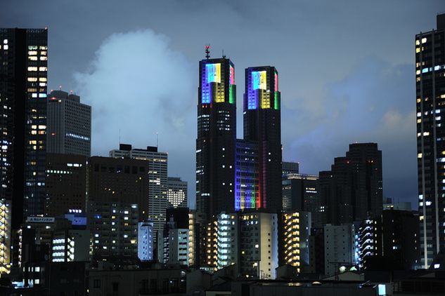 Wieże ratusza w Tokio w olimpijskiej iluminacji z 23 lipca 2020 roku, 365 dni przed startem XXXII Letnich Igrzysk Olimpijskich (fot. Getty Images)