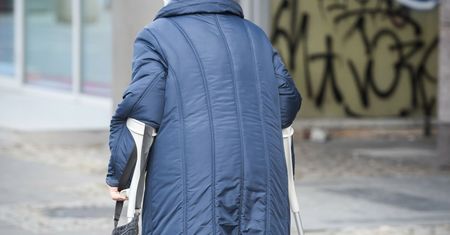 Zamarła, gdy dostała pismo z sądu. "Czy nie można poczekać aż umrę?"