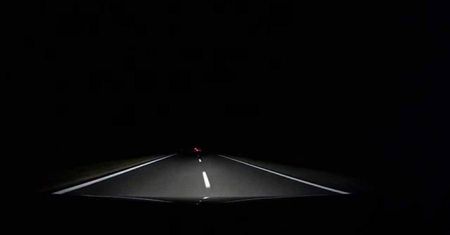 Widząc czerwony odblask zatrzymał auto i uciekł w krzaki. Myślał, że to kontrola policyjna