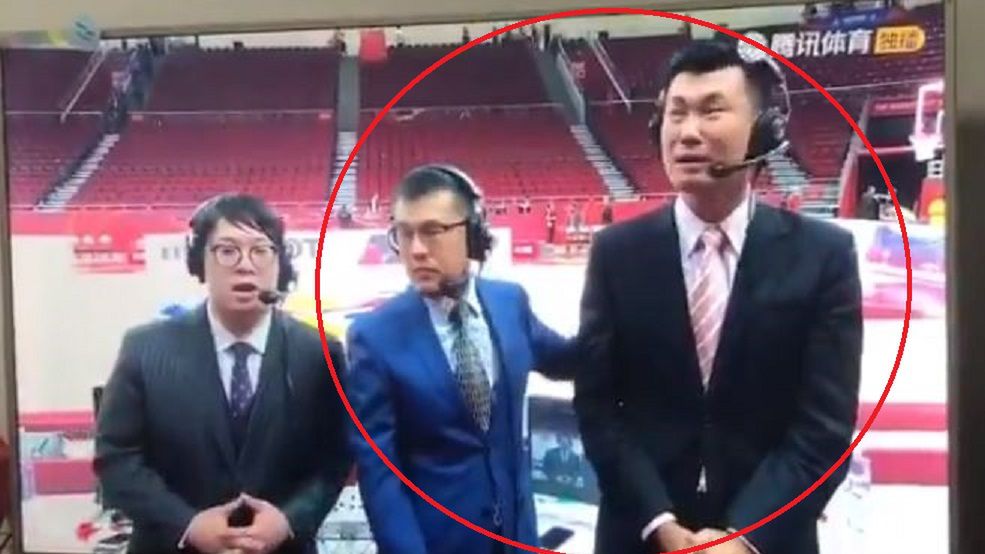 Na zdjęciu od lewej płaczący po przegranej Chin z Polską komentator, były koszykarz