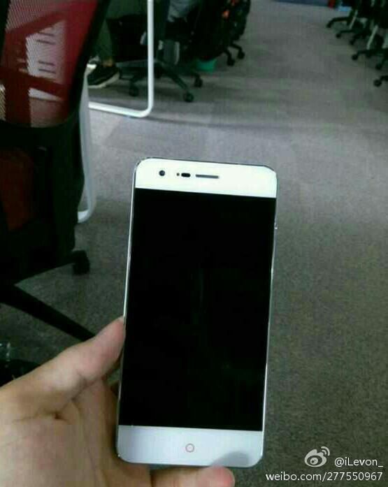 W skrócie: Windows 98 na iPhonie 6 Plus, OnePlus One bez zaproszeń i smartfon z drewnianą ramką 4