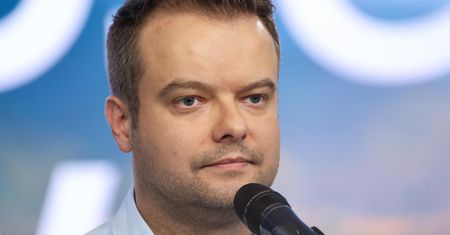 Kpina z rzecznika PiS. W TVN przypomnieli, kim był kiedyś Rafał Bochenek