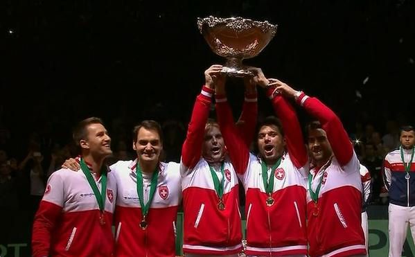 Szwajcarzy z Pucharem Davisa. Od lewej: Marco Chiudinelli, Roger Federer, kapitan Severin Luthi, Stan Wawrinka i Michael Lammer (Foto: Twitter)