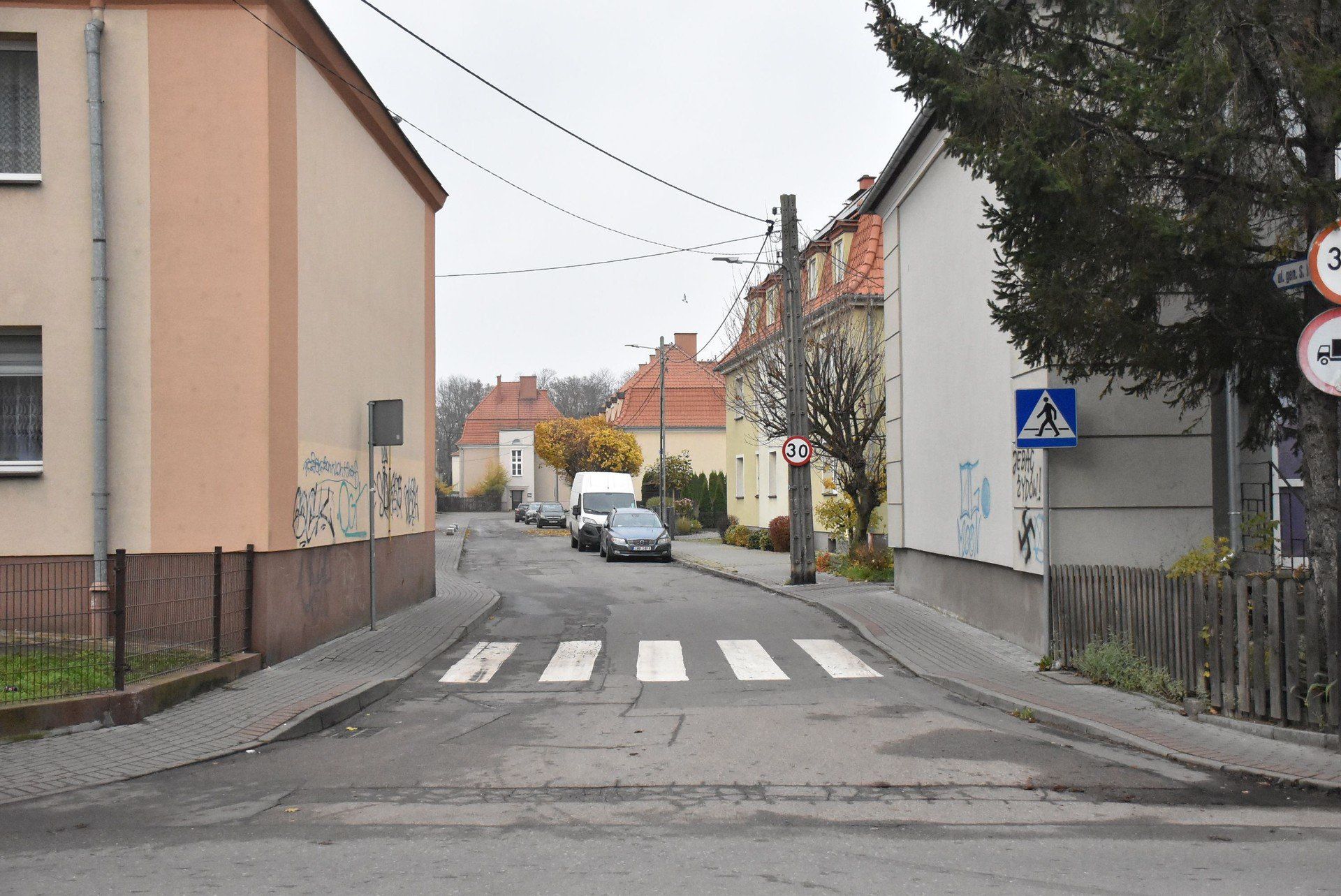 Rasistowskie napisy na ulicy Chopina w Malborku