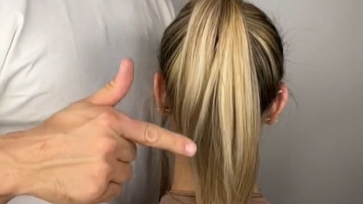 Fryzjer pokazał prosty trik na objętość włosów 