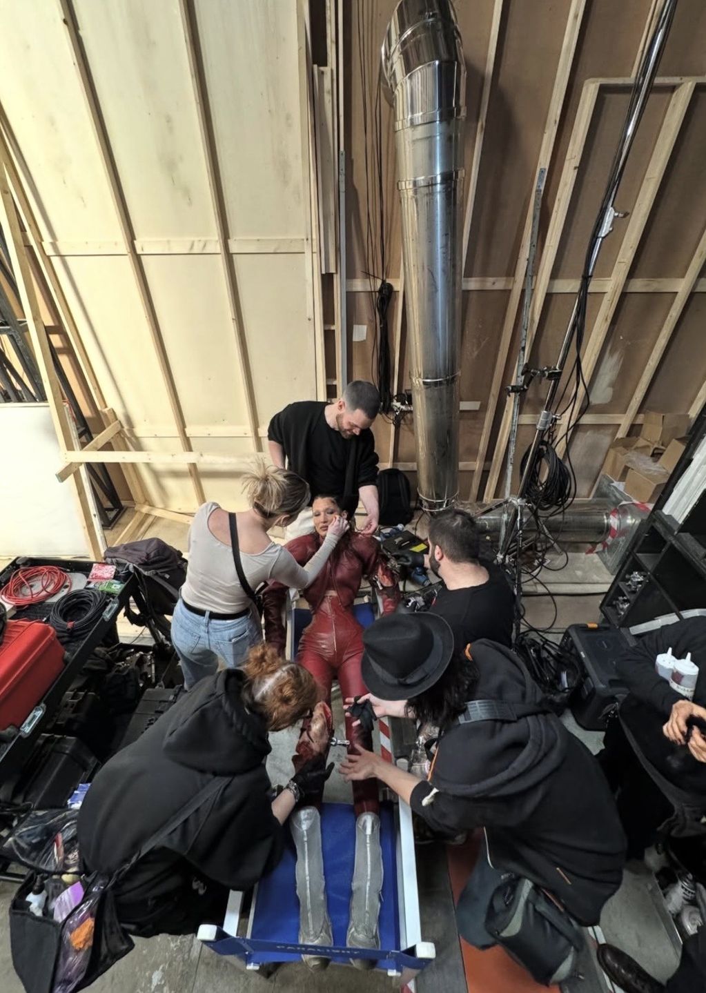 Bella Hadid pokazuje kadry z planu 