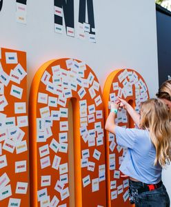 Moda mówiąca ważne rzeczy – nowy projekt marki Answear.LAB i Fundacja Feminoteka