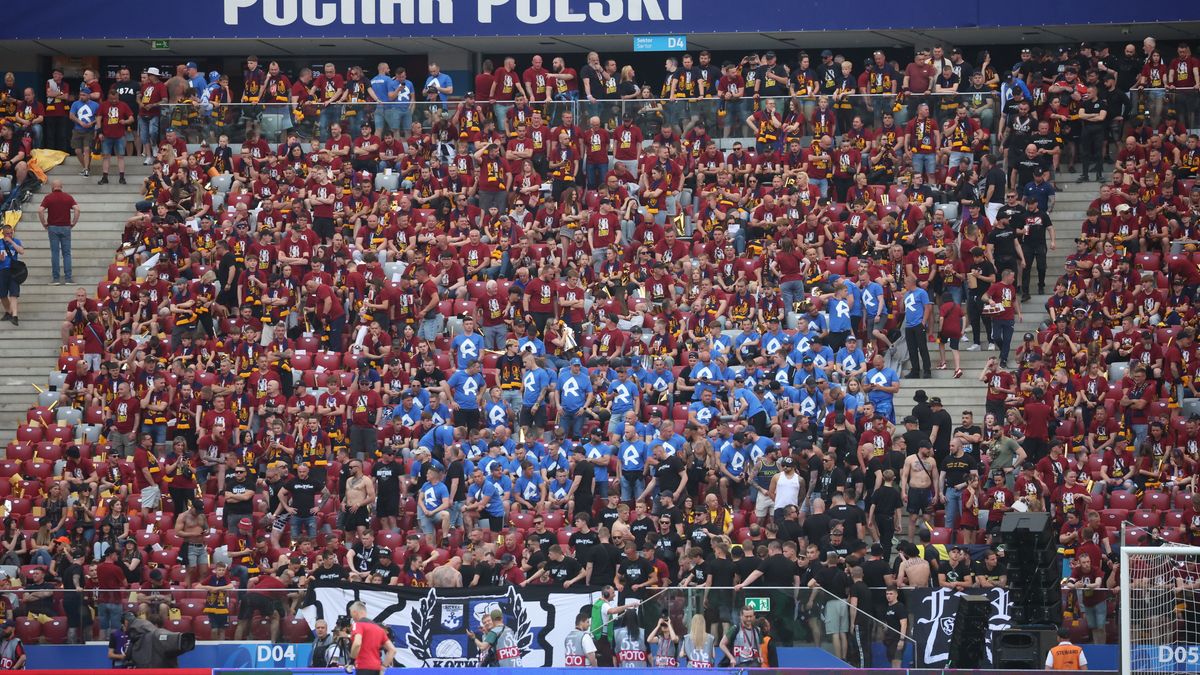 Warszawa, 02.05.2025. Kibice Pogoni Szczecin i Ruchu Chprzów powoli zapełniają trybuny PGE Stadionu Narodowego przed finałowym meczem piłkarskiego Pucharu Polski z Legią Warszawa, 2 bm. (js) PAP/Leszek Szymański