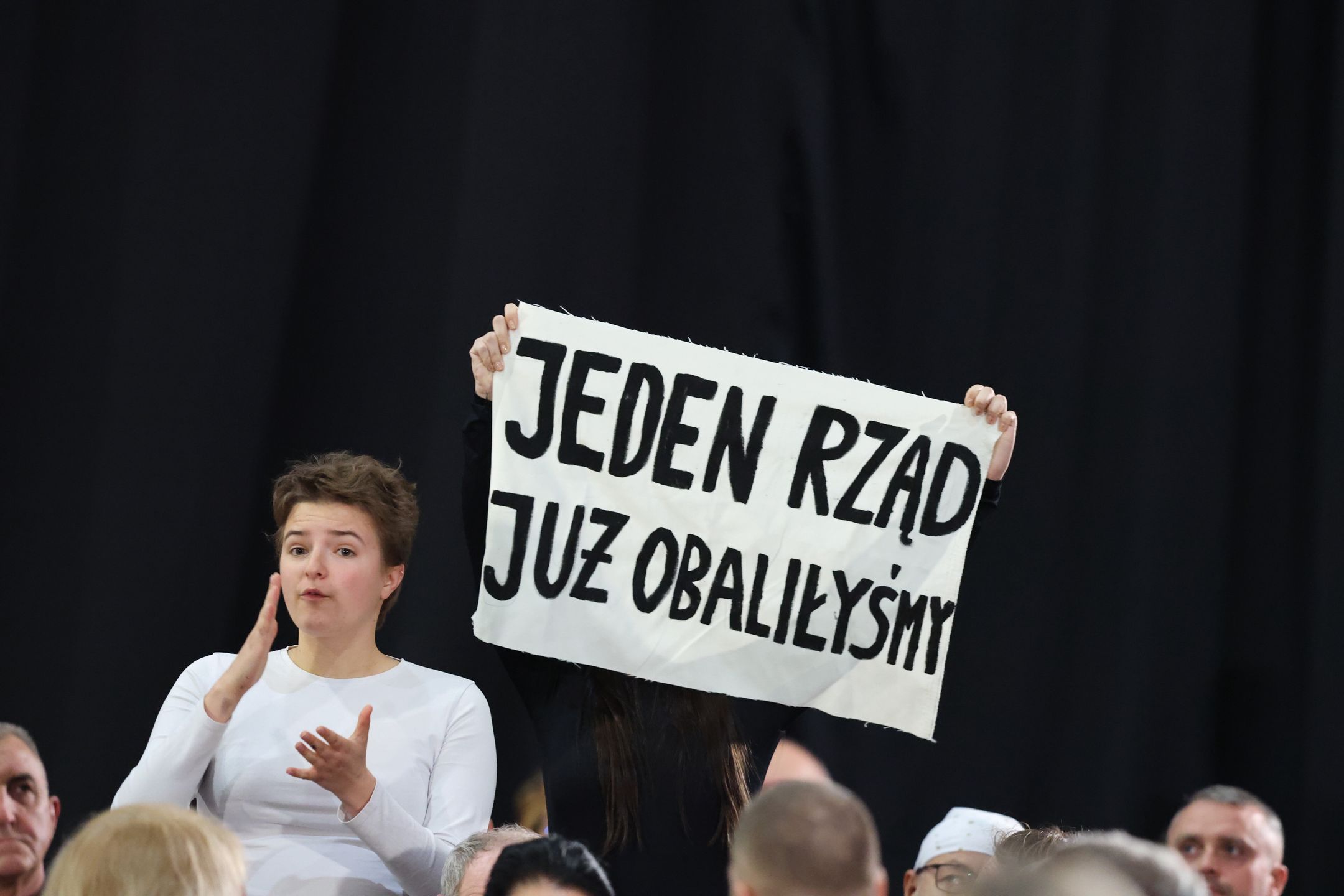 Piotrków Trybunalski, 15.10.2025. Transparent na widowni podczas otwartego spotkania z premierem Donaldem Tuskiem w siedzibie Zespołu Szkół Ponadpodstawowych nr 4. w Piotrkowie Trybunalskim, 15 bm. (jm) PAP/Marian Zubrzycki