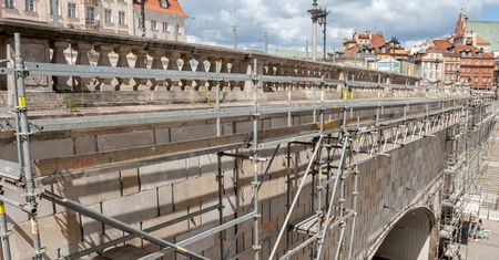 Warszawa. Rok od uszkodzenia rozpoczęła się naprawa balustrady nad trasą W-Z