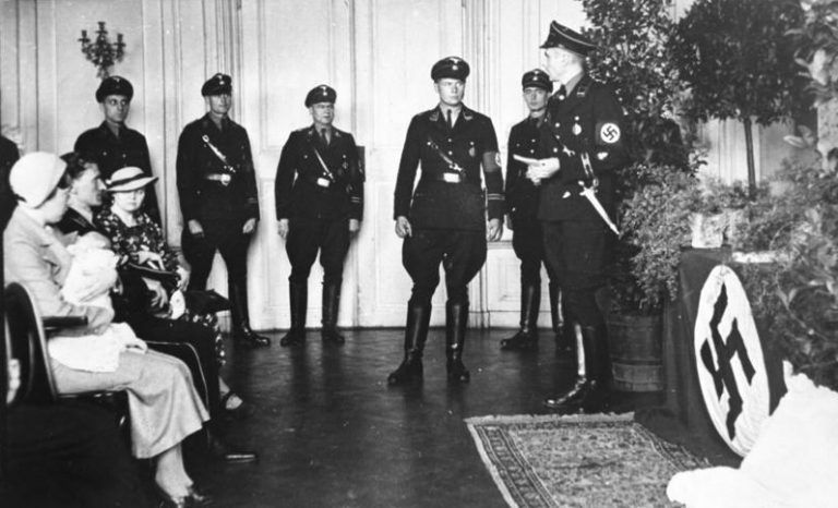 Ceremonia „chrztu” dziecka adoptowanego przez niemiecką rodzinę z ośrodka Lebensborn