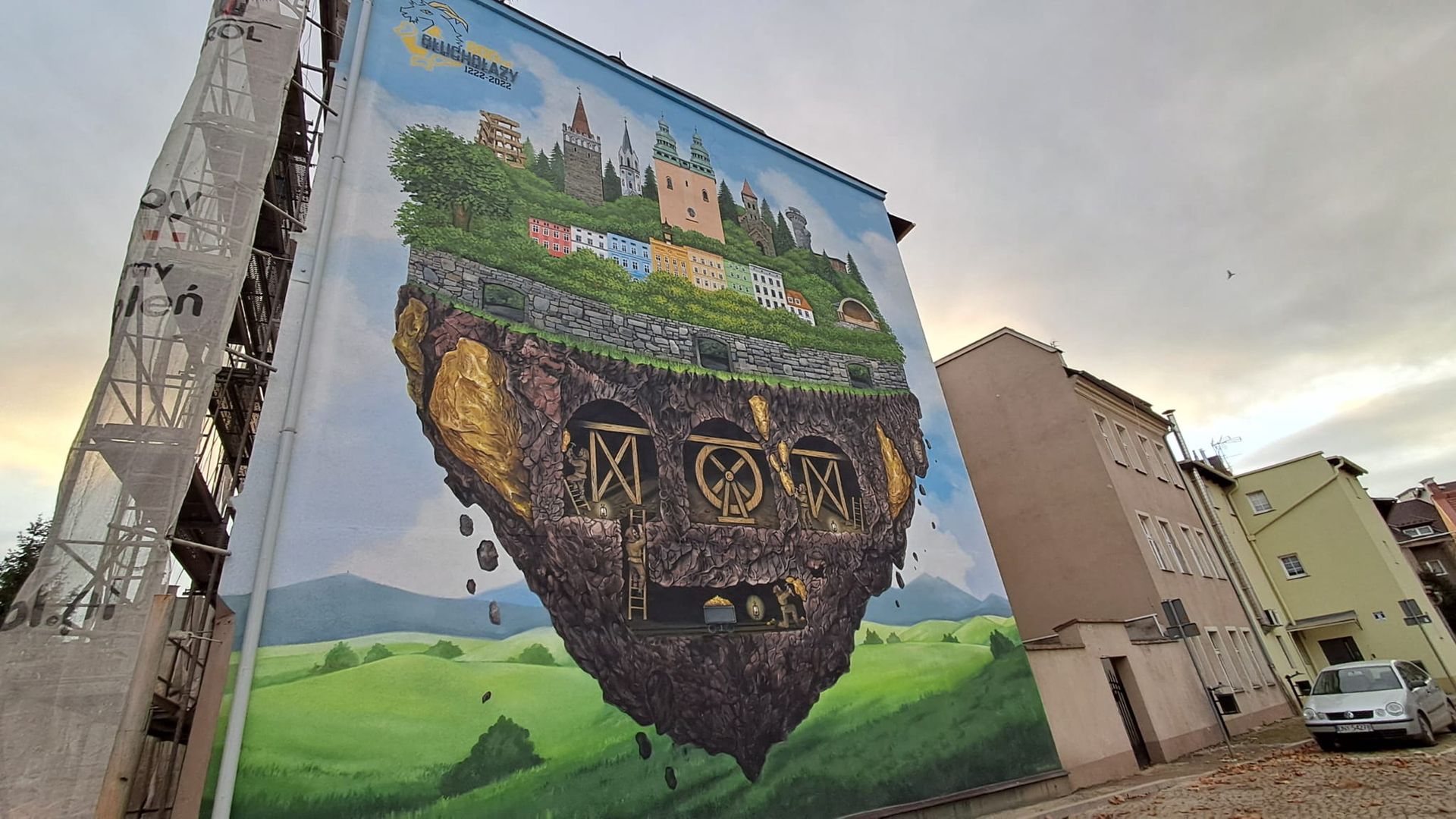 Mural na jednym z remontowanych budynków