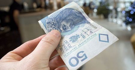 Plama na banknocie. Oto co oznacza