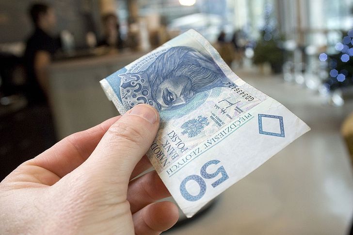 Plama na banknocie. Oto co oznacza