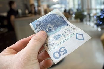 Plamka na banknocie. Oto co oznacza