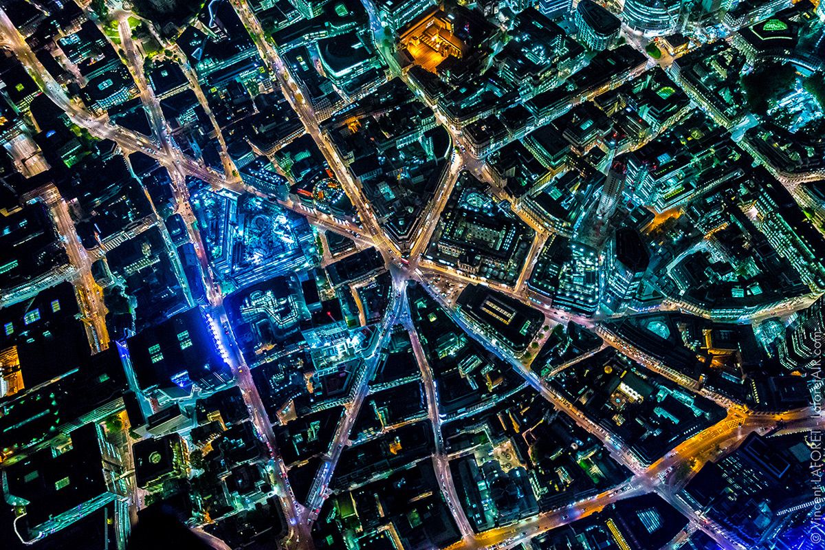 Futurystyczny Londyn nocą z helikotera 4