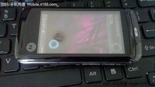 Motorola MT810 z magiczną klapką, ekranem 3D i nagrywaniem wideo w 720p 1