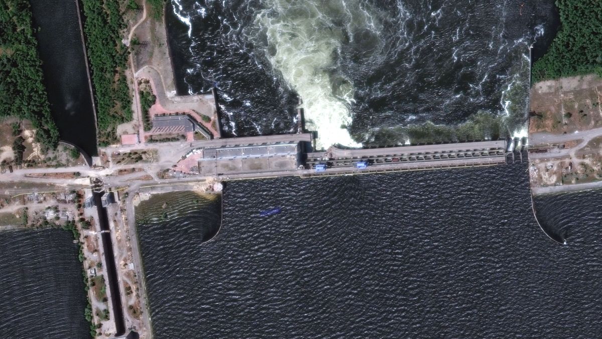 A handout satellite image made available by Maxar Technologies shows a closer view of the Nova Kakhovka dam and hydroelectric plant before its collapse Kherson region, southern Ukraine, 05 June 2023 (issued 06 June 2023). Ukraine has accused Russian forces of destroying a critical dam and hydroelectric power plant on the Dnipro River in the Kherson region along the front line in southern Ukraine on 06 June. A number of settlements were completely or partially flooded, Kherson region governor Oleksandr Prokudin said on telegram. Russian troops entered Ukraine on 24 February 2022 starting a conflict that has provoked destruction and a humanitarian crisis. EPA/MAXAR TECHNOLOGIES HANDOUT -- MANDATORY CREDIT: SATELLITE IMAGE 2023 MAXAR TECHNOLOGIES -- THE WATERMARK MAY NOT BE REMOVED/CROPPED -- HANDOUT EDITORIAL USE ONLY/NO SALES Dostawca: PAP/EPA.