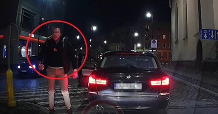 Agresor w bmw. Wyskoczył z pizzą w ręku. Nagranie z Nysy