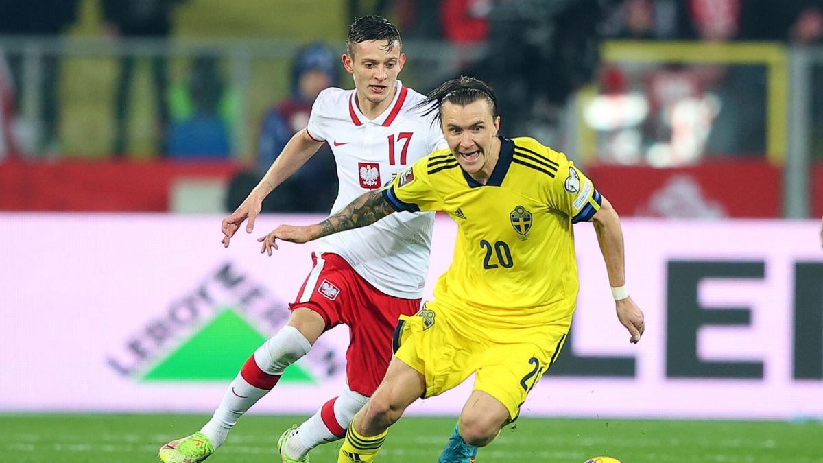 PAP / Łukasz Gągulski / Na zdjęciu od lewej: Sebastian Szymański i Kristoffer Olsson