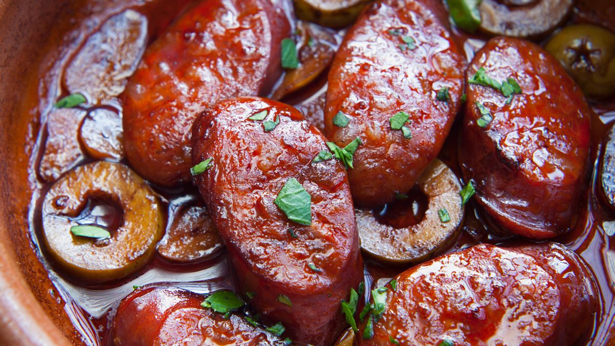 Chorizo w czerwonym winie z zielonymi oliwkami
