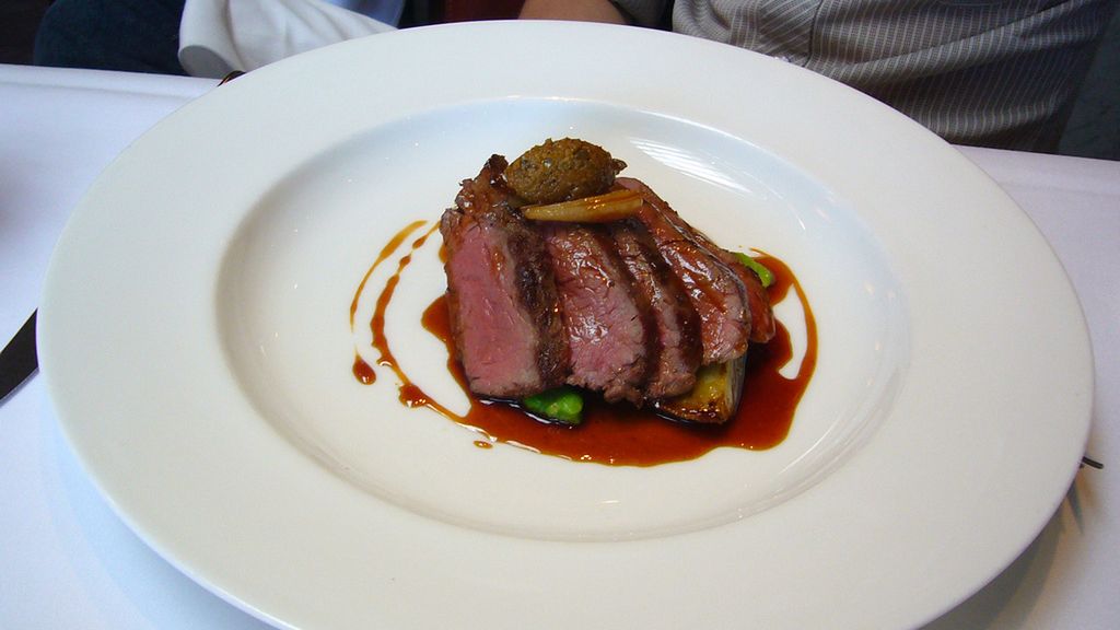 Pieczona polędwica jagnięca (samo mięso, II klasa mięsa)