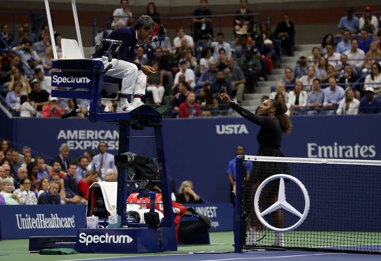 Na zdjęciu: Serena Williams kłóci się z Carlosem Ramosem (Matthew Stockman/Getty Images)