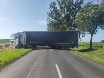 Warmińsko-mazurskie: Kierowca tira chciał zawrócić i utknął. Zablokował całą drogę
