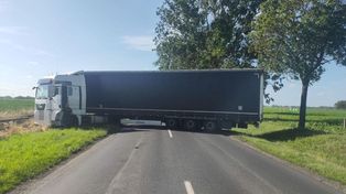 Warmińsko-mazurskie: Kierowca tira chciał zawrócić i utknął. Zablokował całą drogę