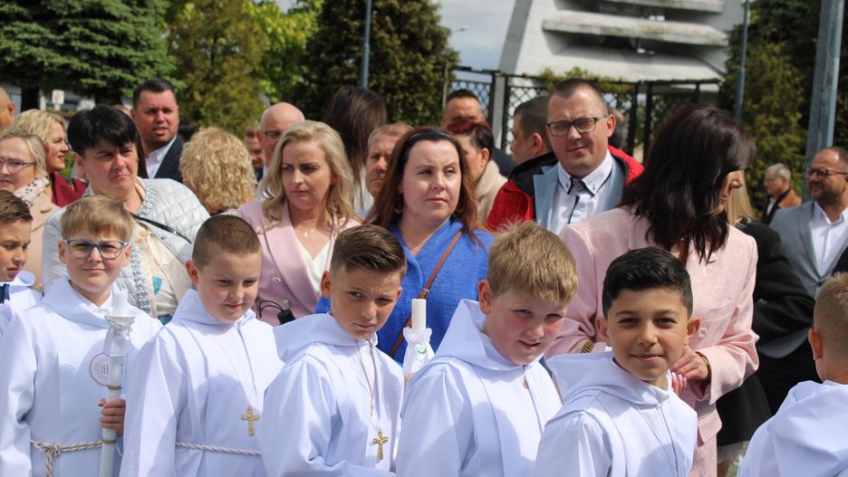 Pierwsza Komunia Święta na osiedlu Grunwaldzkim w Gnieźnie. Sakrament przyjęło 86 dzieci