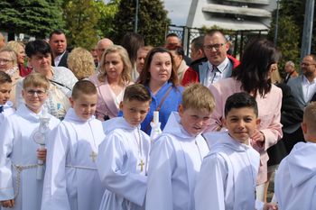 Pierwsza Komunia Święta na osiedlu Grunwaldzkim w Gnieźnie. Sakrament przyjęło 86 dzieci