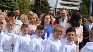 Pierwsza Komunia Święta na osiedlu Grunwaldzkim w Gnieźnie. Sakrament przyjęło 86 dzieci