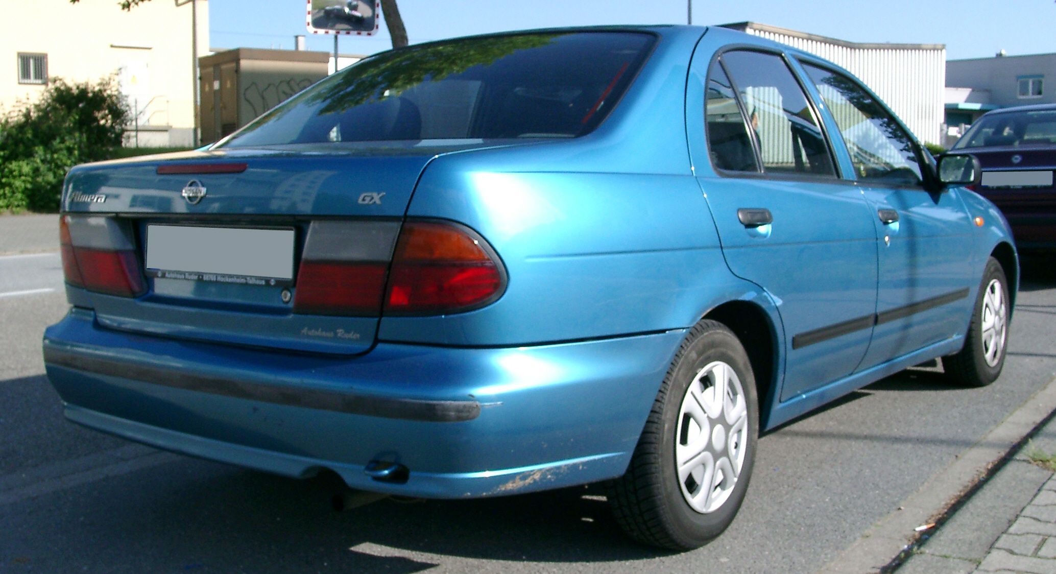 Klosz przeciwmgielny po stronie pasażera w samochodzie Nissan Almera posiada zupełnie inną konstrukcję i odbłyśnik niż fabrycznie aktywne światło po stronie kierowcy. Utrudnia to modyfikację.