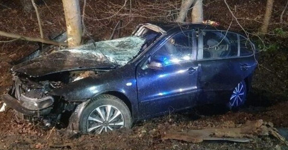 Auto z nastolatkami roztrzaskało się na drzewie
