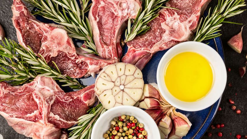 Surowy comber jagnięcy (mięso i tłuszcz, II klasa mięsa)