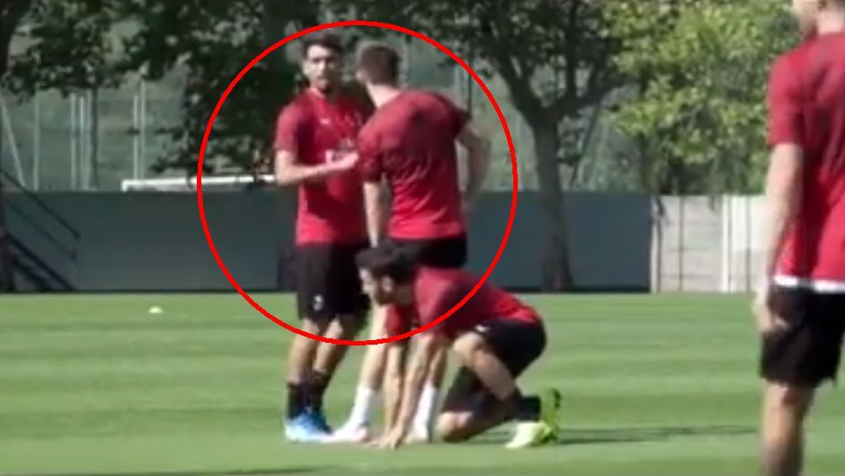 Instagram / Hakan Calhanoglu / Na zdjęciu: Hakan Calhanoglu i Lucas Paqueta przewracają Krzysztofa Piątka na treningu AC Milan