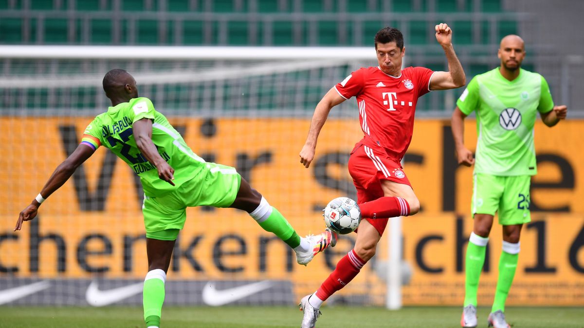 PAP/EPA / STUART FRANKLIN / Na zdjęciu: Robert Lewandowski walczy o piłkę