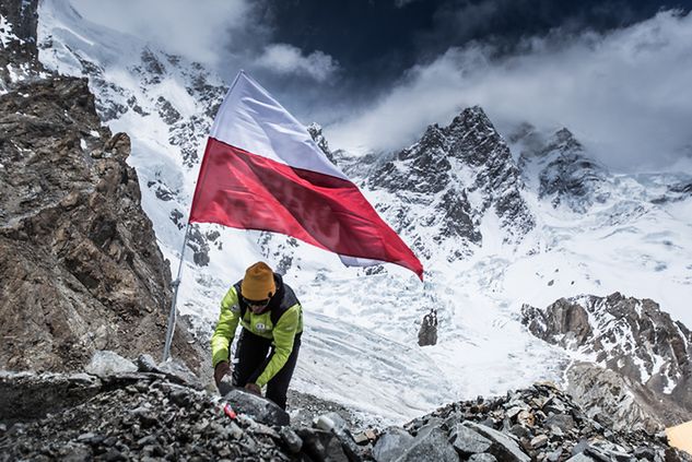Andrzej umieszcza flagę w bazie pod K2 (Fot. Materiały prasowe)