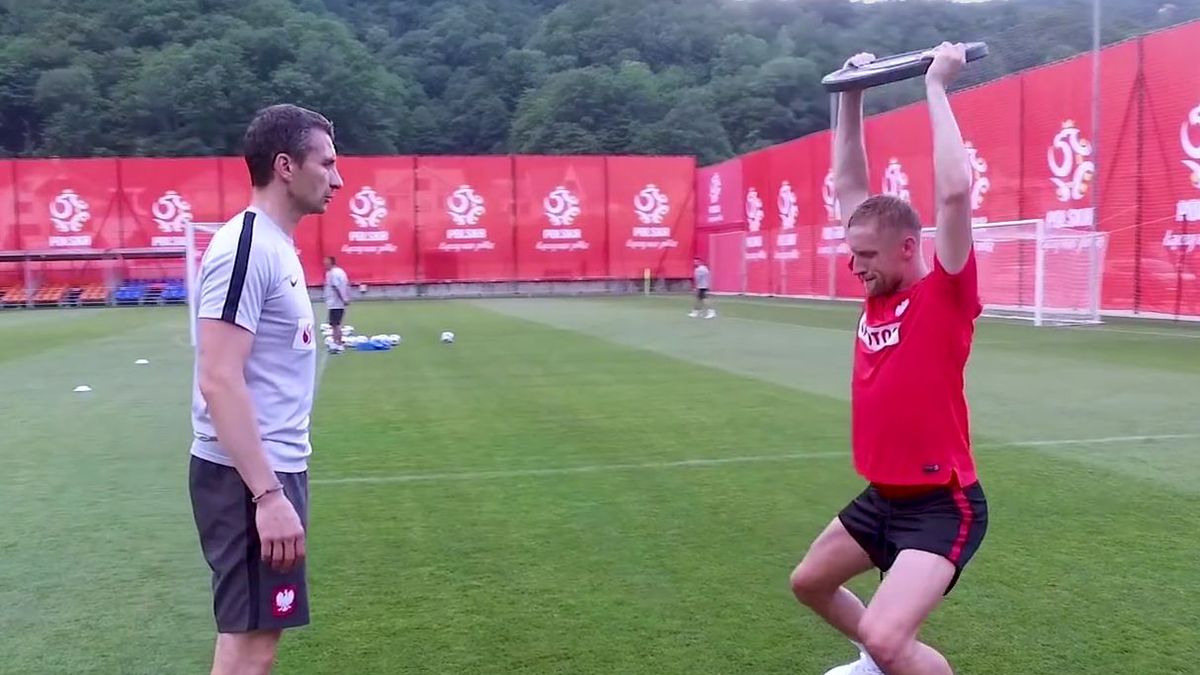 Zdjęcie okładkowe artykułu: YouTube / Łączy nas piłka / Na zdjęciu: Kamil Glik trenuje pod okiem Remigiusza Rzepki