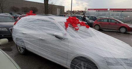 Żart czy prezent? Auto owinięte folią stretch i z przyklejoną czerwoną kokardą