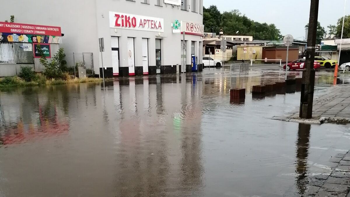 Zalana ulica Nowy Plac Targowy przy dawnym dworcu PKS