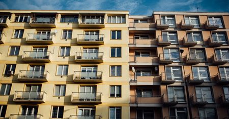 Koszalin. Rodzeństwo wypadło z 9. piętra. Matka usłyszała zarzuty