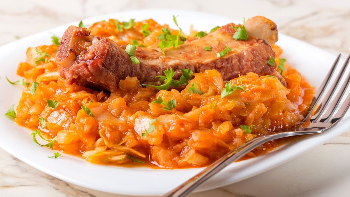 Najczęściej lądują na grillu. Pieczone w kapuście wychodzą sto razy bardziej aromatyczne i miękkie