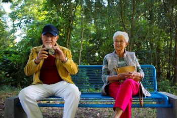 Spada bezpieczeństwo cyfrowe seniorów. Przybywa im za to długów