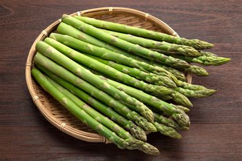 Czy szparagi można jeść na surowo? Wyjaśnijmy to raz na zawsze